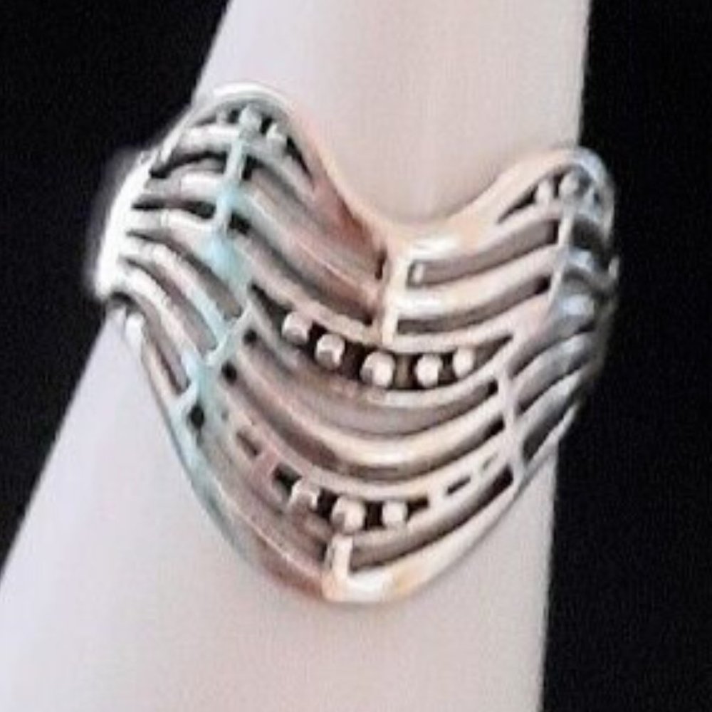 NWOT Sz5.5 Wave & Dot Design Silver Plated Ring